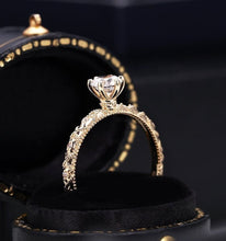 画像をギャラリービューアに読み込む, Vintage Engagement Antique Moissanite Round Cut Ring Diamond